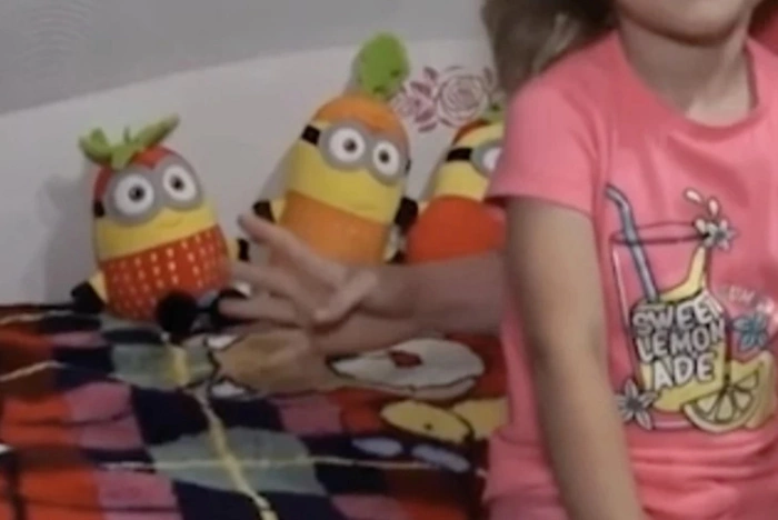 Во время сюжета на «Первом канале» ребенок подал рукой сигнал о помощи