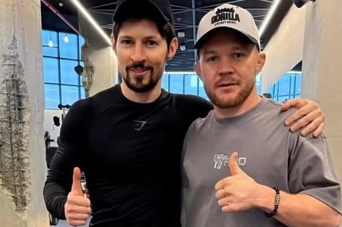 Уральский боец сфотографировался с Павлом Дуровым