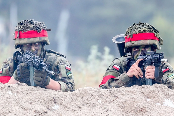 Эстония уверена, что Россия отправила красивых женщин для провокации солдат НАТО