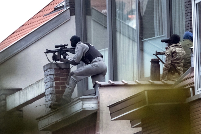 Снайпера чуть не убило дверью холодильника, в который он выстрелил