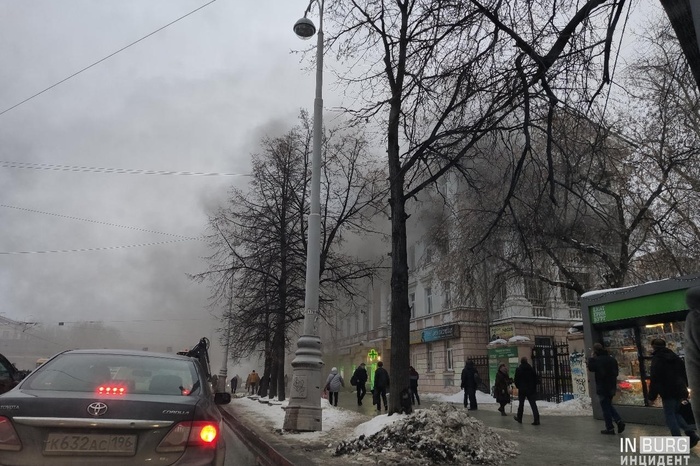 На проспекте Ленина в старинном доме горит квартира