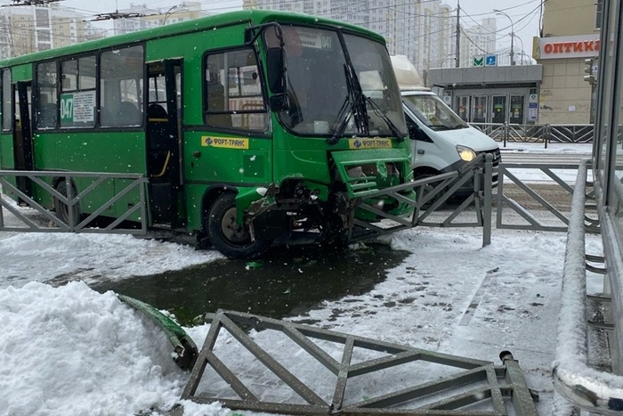 У Южного автовокзала пассажирский автобус врезался в ограждение