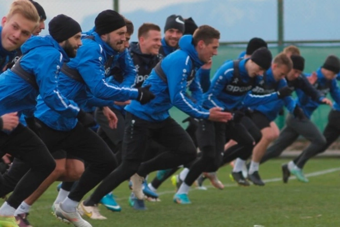 Футболистов «Шинника» отселяют из турецкого отеля, чтобы защитить от украинцев