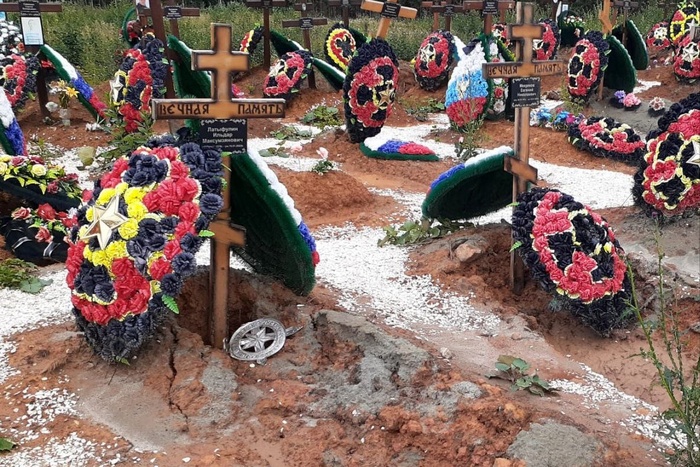 «Никому нет дела»: под Екатеринбургом на кладбище бойцов ЧВК «Вагнер» серьёзно просели могилы