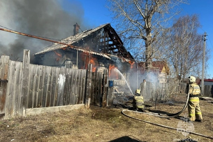 В Новоуральске при пожаре в СНТ погиб семилетний мальчик