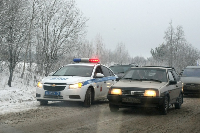 В Челябинске пьяный мужчина прыгнул на полицейский автомобиль