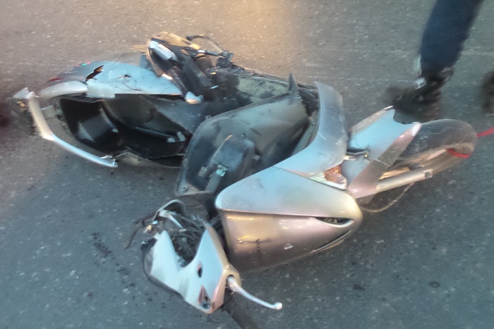 В центре Екатеринбурга мотоциклист залетел под пожарную машину