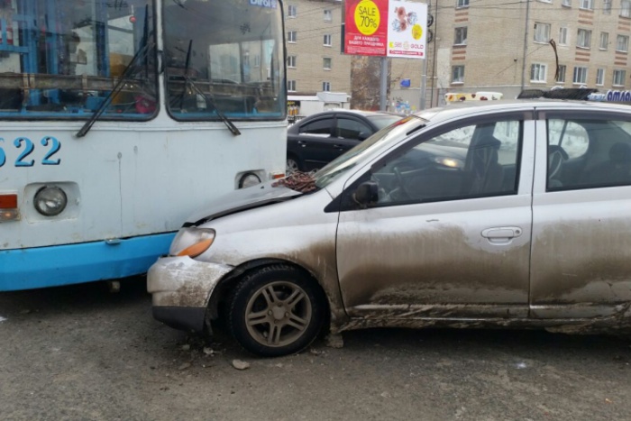 Девочка пострадала в ДТП с троллейбусом на Уралмаше