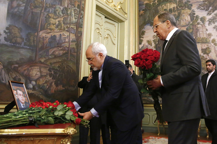 Путин возложил букет красных роз к гробу убитого российского посла