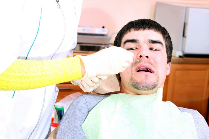 СКР начал проверку стоматологической клиники, отказавшей в приеме по полису ОМС