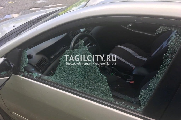 Камень от газонокосилки разбил стекло авто на парковке в Нижнем Тагиле