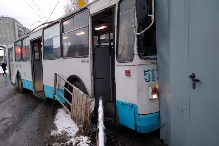 В Екатеринбурге троллейбус влетел в киоск, сбив человека
