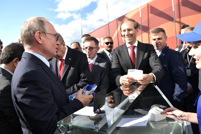 Путин дважды купил мороженое у одной и той же продавщицы