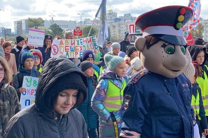 Более 2000 школьников и студентов вышли на «Марш безопасности» в Екатеринбурге