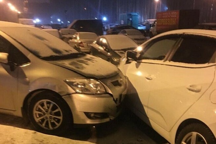 В Екатеринбурге женщина на иномарке протаранила шесть машин