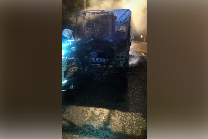 В Екатеринбурге ночью горел автобус, в салоне которого находились люди