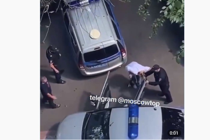Полицейский в Москве при задержании схватил женщину за волосы