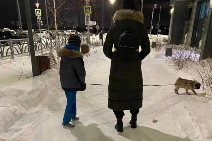 В Солнечном мама вывела ребёнка на мороз без обуви