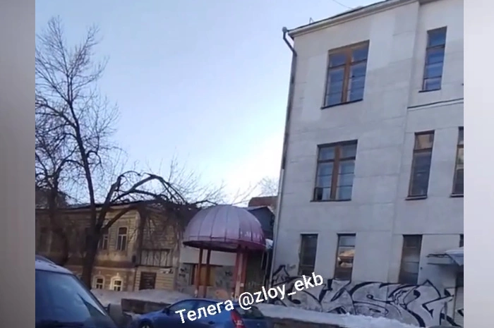 В Екатеринбурге глыба льда рухнула на машину, припаркованную на другой стороне улицы