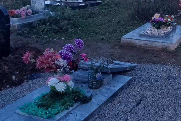 В Свердловской области неизвестные разгромили кладбище