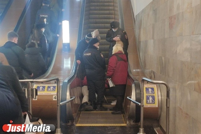 На станции метро «Площадь 1905 года» пожилой человек упал на эскалаторе