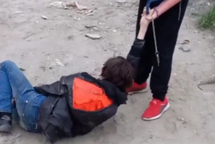 В уральском дворе подростки избили школьника