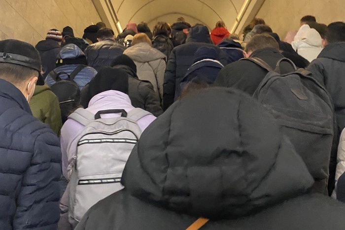 Почему в метро Екатеринбурга регулярно возникают огромные очереди?