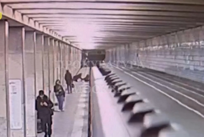 Москвич столкнул свою бывшую девушку под поезд в метро (ВИДЕО)