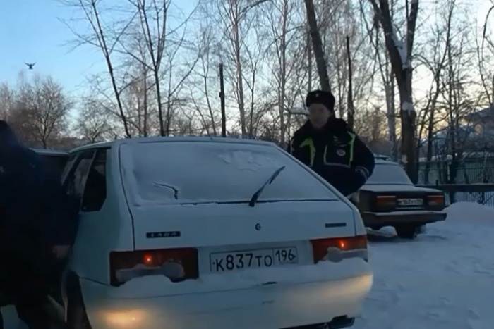 В Свердловской области задержали пьяного водителя, который притворялся пассажиром