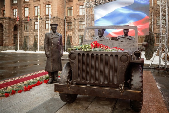 «Третий будет? Посвятят столу полководца?»: екатеринбуржцы — о новом памятнике маршалу Жукову