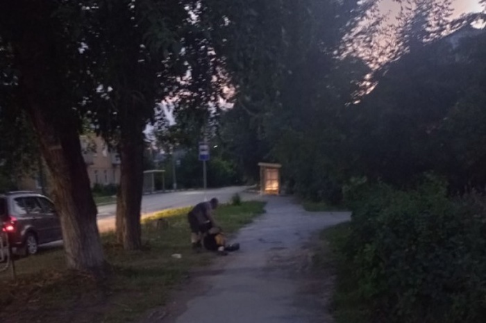 Водитель напал на свердловчанку, переходившую через дорогу на зелёный