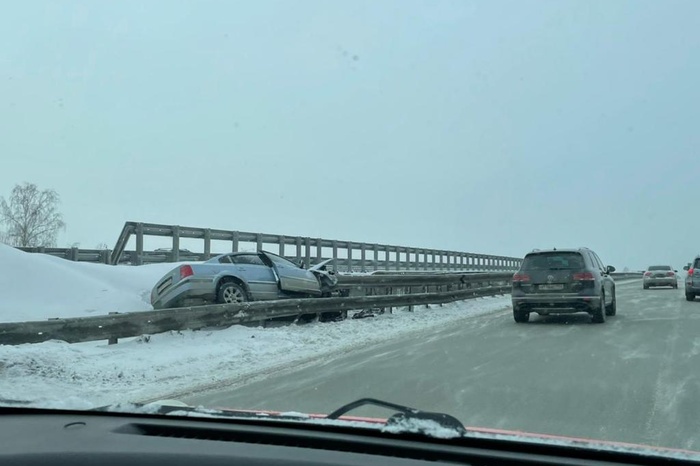 На ЕКАД легковушка вылетела на обочину