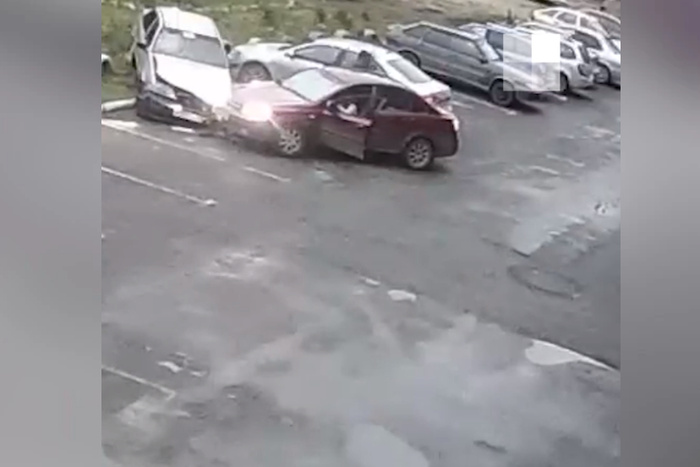 Под Екатеринбургом странный тип протаранил легковушку и разбил ломом две машины