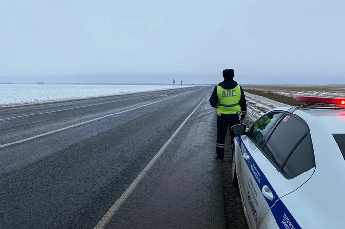 В связи с ледяным дождем ГИБДД вышла с предупреждением к водителям