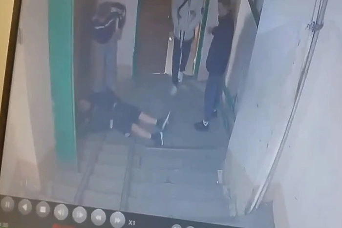 На Старой Сортировке подростки разгромили подъезд