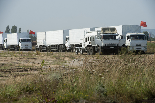 Украинские таможенники и пограничники оформляют помощь из России