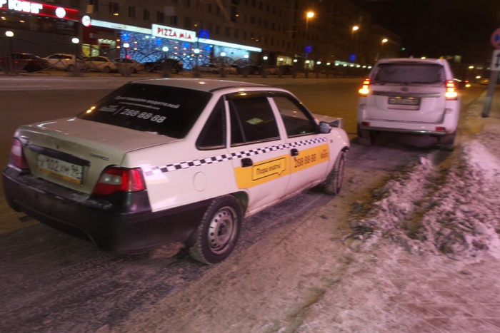BMW и такси Daewoo Nexia столкнулись возле Музкомедии