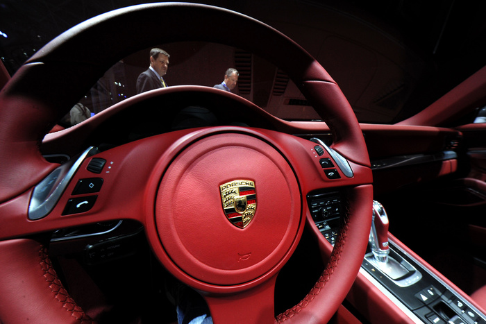 Воры на Porsche украли 50 шуб на 13 миллионов рублей