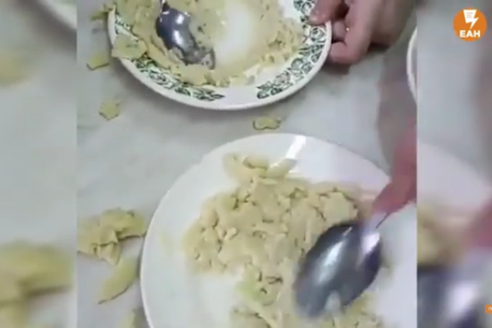 «Как собакам»: кузбасские школьники сняли на видео обед в столовой