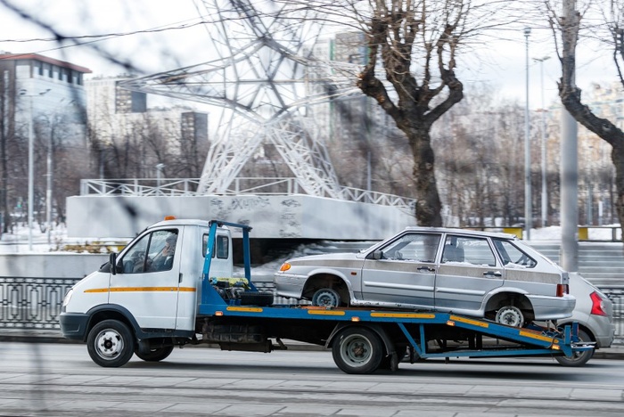 В мэрии Екатеринбурга перечислили улицы, откуда эвакуируют машины для уборки снега