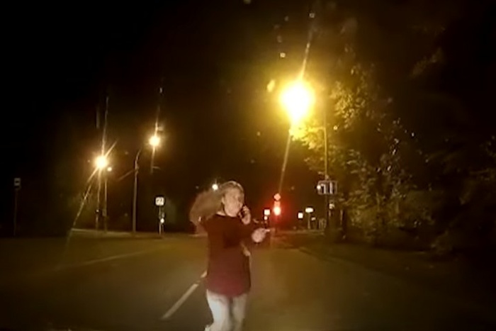 В Новоуральске девушка запрыгнула на капот машины, притворившись жертвой ДТП — видео