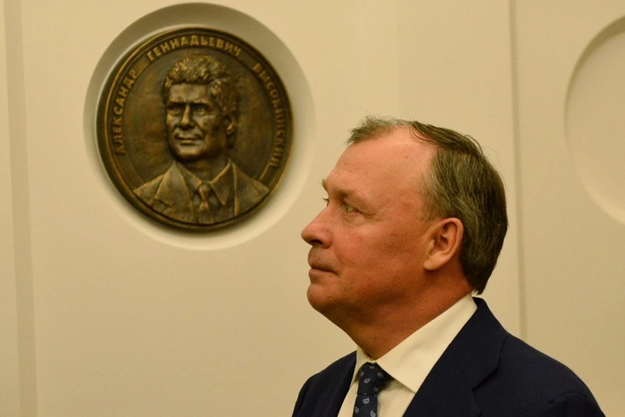 В мэрии Екатеринбурга открыли барельеф Евгения Ройзмана*