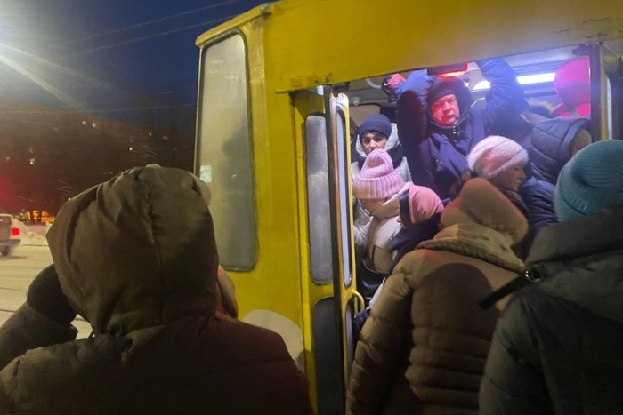 Сегодня работа общественного транспорта в Екатеринбурге из-за снегопада была близка к коллапсу