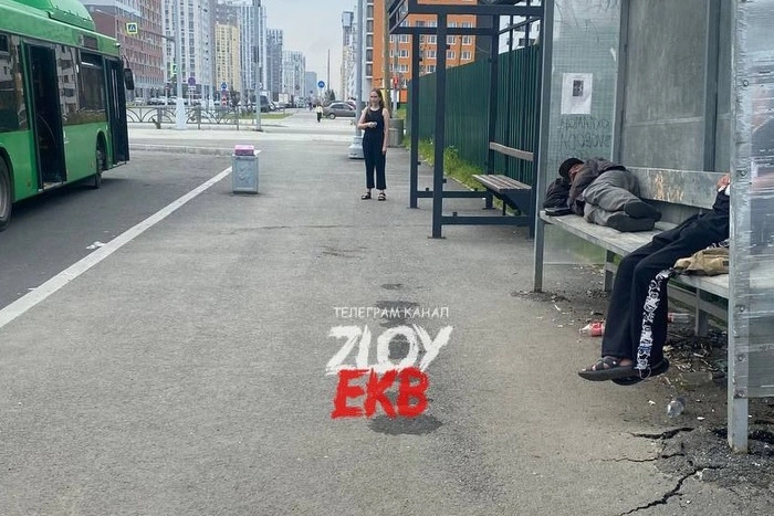 Бомжи облюбовали конечную остановку автобуса в Академическом (ФОТО)