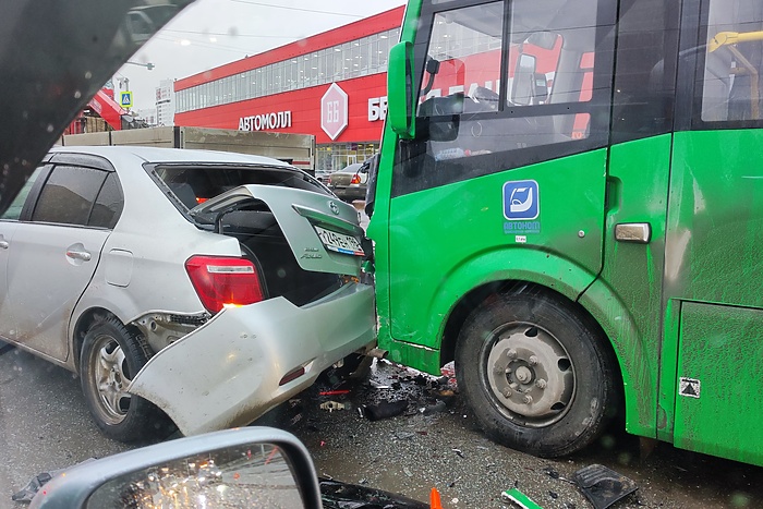 «Паровозик». В ДТП на Уралмаше пострадали 3 автомобиля