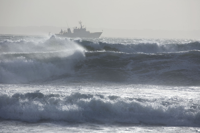 Поиску пропавших у Северных Курил моряков помешал шторм