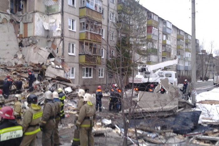 СМИ опубликовали видео обрушения подъезда дома в Междуреченске
