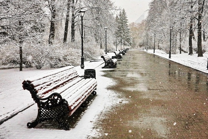 Свердловскую область завалило мокрым снегом