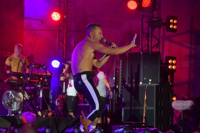 Шнуров высмеял траты мужчин на 8 марта