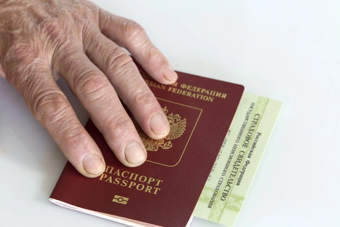 Свердловская полиция накануне Дня Победы вручила паспорта РФ трем заслуженным ветеранам